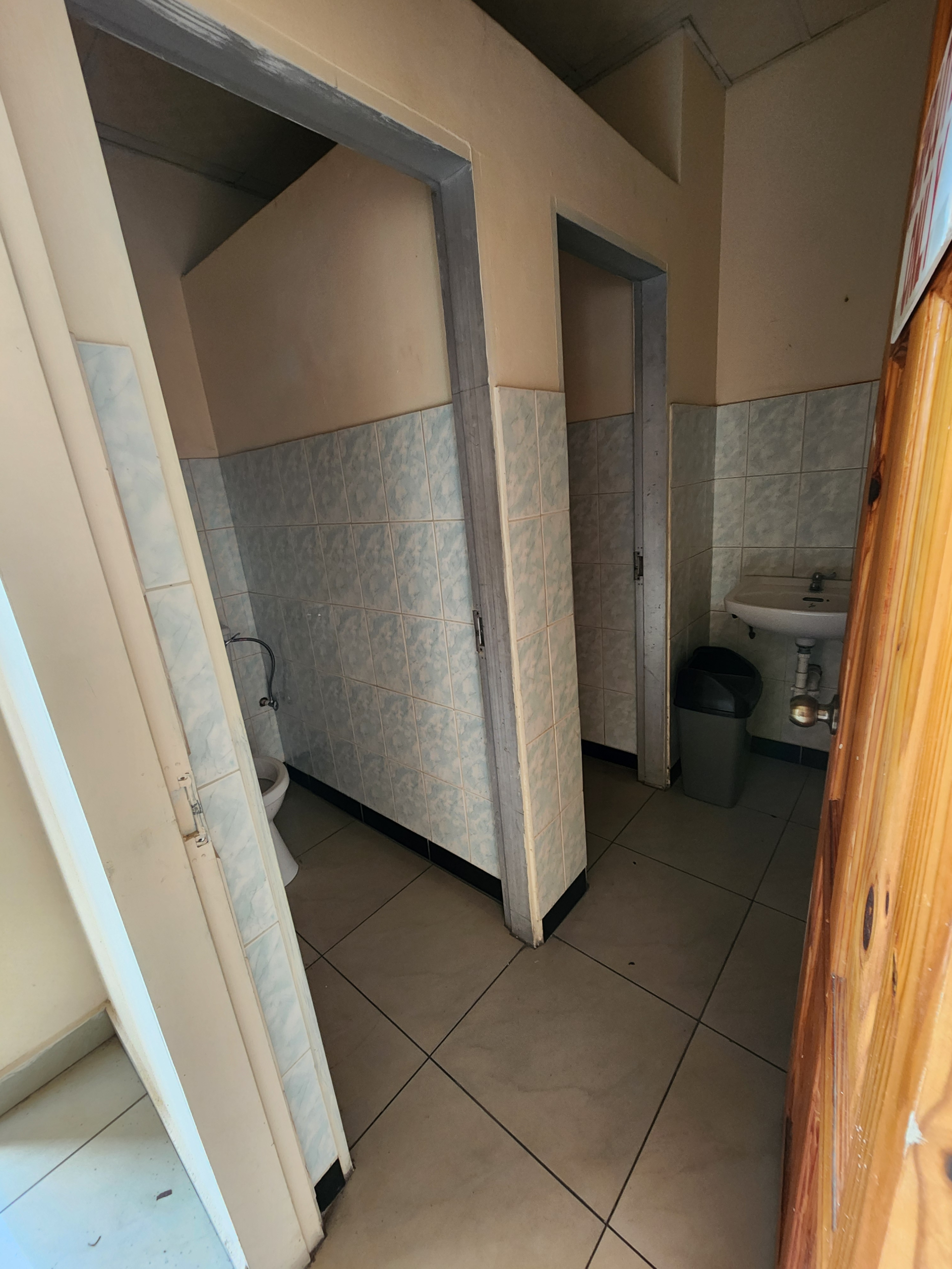 2 Trinidad Tunapuna Pasea EMR 195 bathroom